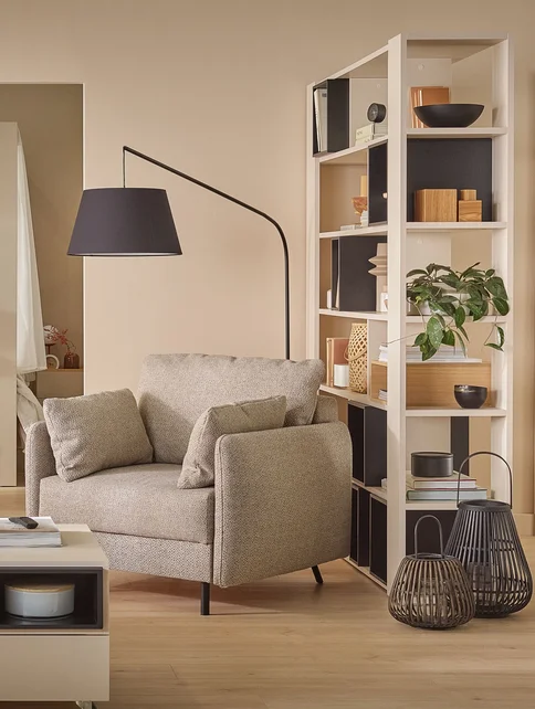 Otwarty regał z książkami i dekoracjami we wnętrzu salonu